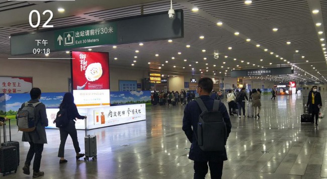 長(zhǎng)沙南高鐵站出站通道立柱大屏廣告，長(zhǎng)沙南站LED屏廣告價(jià)格