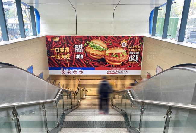 成都地鐵站出入口扶梯正對(duì)梯楣廣告投放，成都地鐵廣告價(jià)格