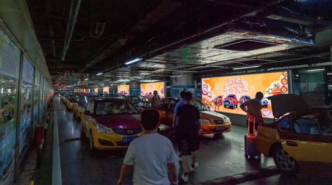 北京南高鐵站出租車通道燈箱廣告牌，北京南站大屏廣告價(jià)格