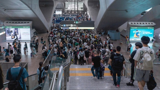 廣州南站出站通道燈箱廣告投放，廣州南高鐵站大屏廣告價(jià)格