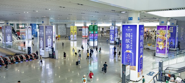 杭州東站出站大廳包柱燈箱廣告，杭州東火車站大屏廣告價(jià)格