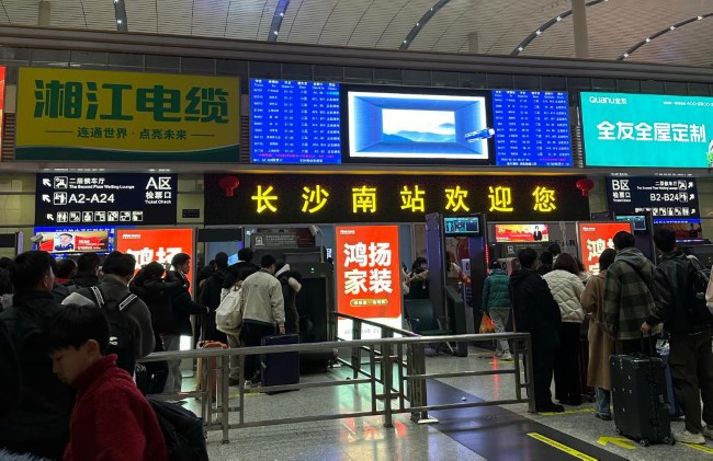 長沙南高鐵站進(jìn)站安檢閘機(jī)口廣告，長沙南站大屏廣告價(jià)格