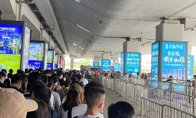 湛江西站進(jìn)出站廣場(chǎng)戶外包柱燈箱廣告，湛江西高鐵站廣告價(jià)格