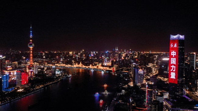 上海外灘地標(biāo)白玉蘭樓體戶外LED廣告投放，上海燈光秀廣告價(jià)格