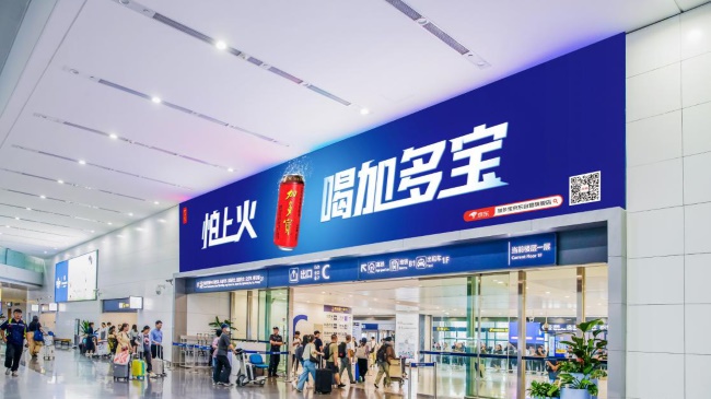 青島膠東機(jī)場(chǎng)到達(dá)出口上方LED廣告投放，青島機(jī)場(chǎng)大屏廣告價(jià)格
