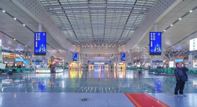 長(zhǎng)沙南高鐵站候車大廳中央立柱LED廣告，長(zhǎng)沙南站大屏廣告價(jià)格