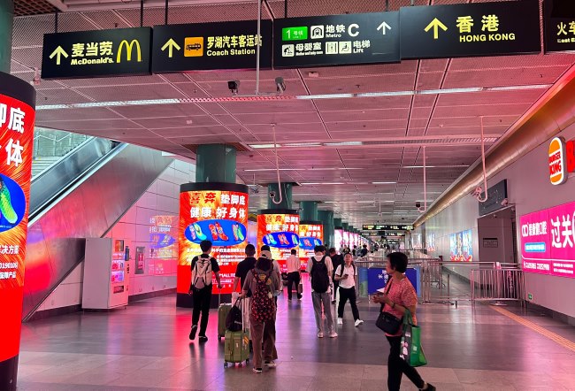 深圳羅湖火車站包柱LED廣告投放，深圳站高鐵大屏廣告價(jià)格