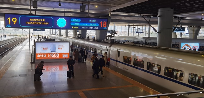 杭州東高鐵站臺(tái)燈箱廣告投放，杭州東站大屏廣告價(jià)格