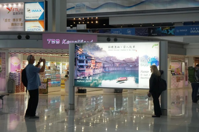 香港機(jī)場廣告有哪些形式？預(yù)算100萬左右怎樣投放效果更好？第一戶外傳媒代理發(fā)布香港機(jī)場廣告是否值得信賴？