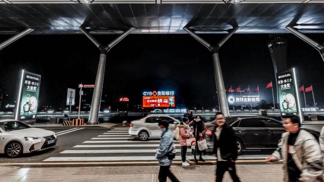 詳細(xì)介紹一下貴陽(yáng)龍洞堡機(jī)場(chǎng)媒體位置，并說明第一戶外傳媒代理哪些廣告位？