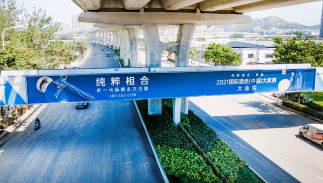 青島李滄重慶中路天橋燈箱大牌廣告投放，青島戶外廣告價格
