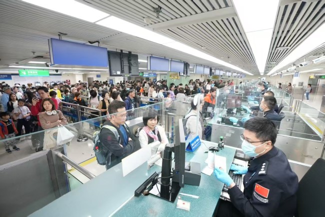 深圳羅湖口岸入境墻面燈箱廣告投放，羅湖口岸通道大屏廣告價格