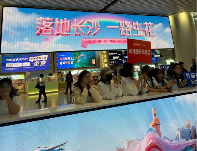 長沙黃花機場到達迎客廳LED廣告投放，長沙機場大屏廣告價格