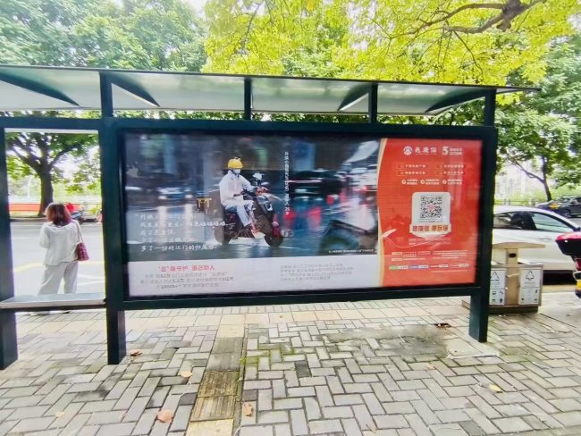 江門公交站臺燈箱廣告投放，江門巴士候車亭廣告價(jià)格