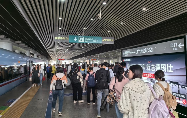 廣州南站高鐵站臺燈箱廣告投放，廣州南站大屏廣告價格