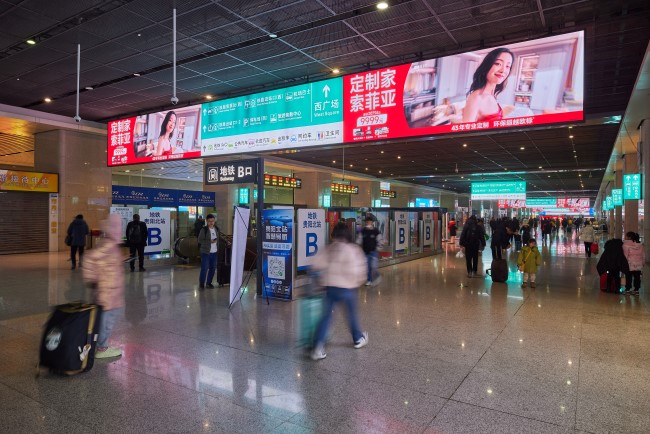 貴陽北站高鐵出站通道LED廣告投放，貴陽北站大屏廣告價格