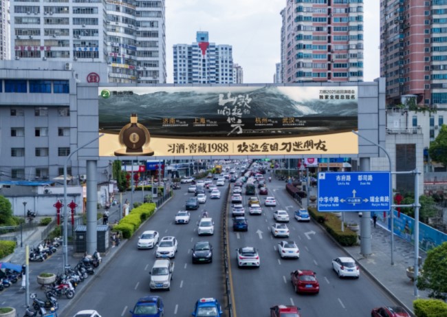 貴陽北京西路天橋LED廣告投放，貴陽人民大道大屏廣告價(jià)格