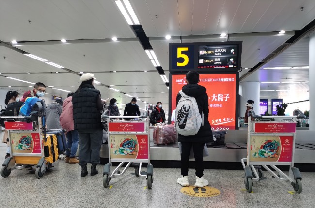 ?？跈C場手推車廣告投放，?？诿捞m機場行李推車貼廣告價格