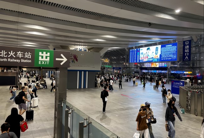 深圳北高鐵站進站口上方LED廣告，深圳北站棚大屏廣告投放價格