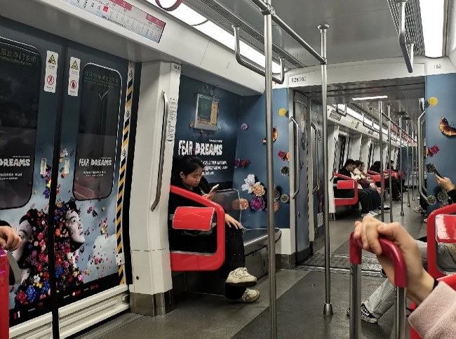 佛山地鐵2號線內(nèi)包車貼廣告投放案例，佛山地鐵車廂廣告價格