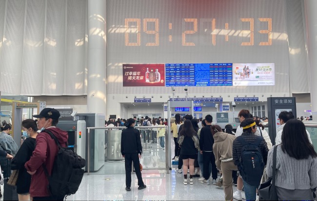 東莞虎門站候車廳檢票口上方燈箱廣告投放，虎門高鐵站廣告價(jià)格