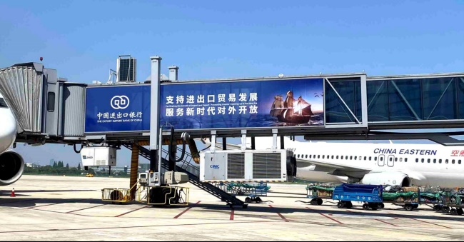 寧波櫟社機場停機坪大牌廣告投放，寧波機場廊橋貼膜廣告價格