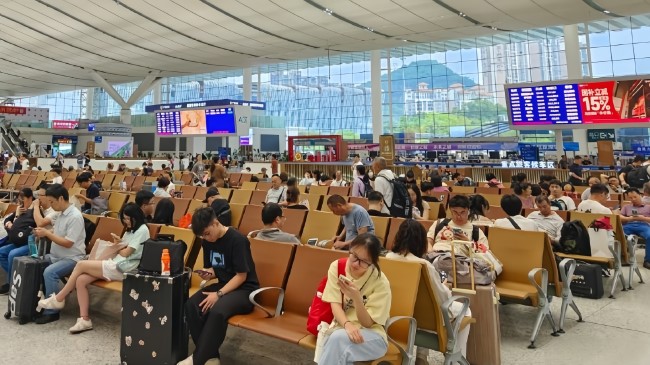 深圳北高鐵站安檢口候車區(qū)上方LED廣告，深圳北站大屏廣告投放價格