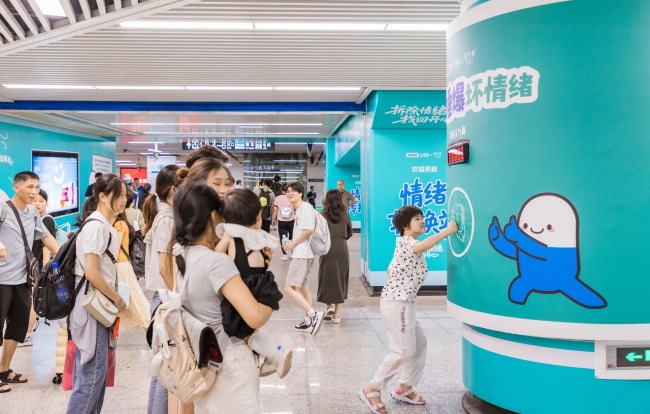 長(zhǎng)沙地鐵換乘通道墻貼包柱廣告投放，長(zhǎng)沙地鐵站墻畫廣告價(jià)格