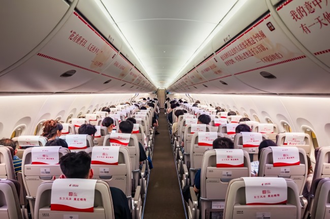 東方航空機(jī)艙頭枕巾廣告投放，東航飛機(jī)客艙機(jī)載廣告價(jià)格