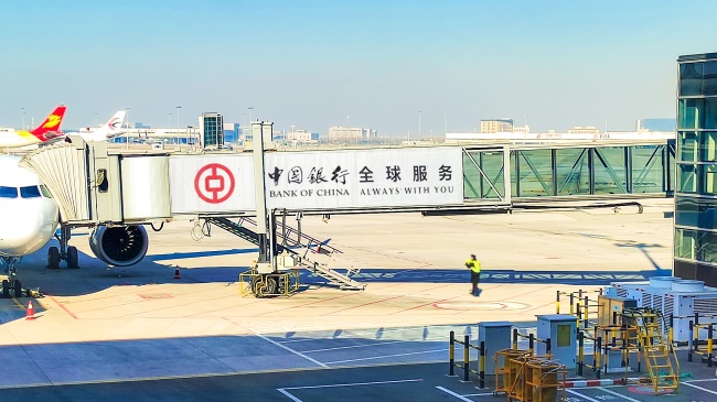 青島膠東機場停機坪大牌廣告投放，青島機場廊橋貼膜廣告價格