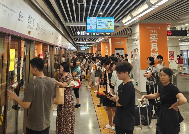 南寧地鐵金湖廣場站候車區(qū)包柱廣告投放，南寧地鐵廣告價(jià)格