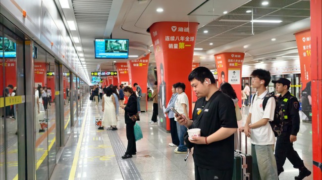 鄭州二七廣場站地鐵站臺(tái)包柱廣告投放，鄭州地鐵廣告價(jià)格