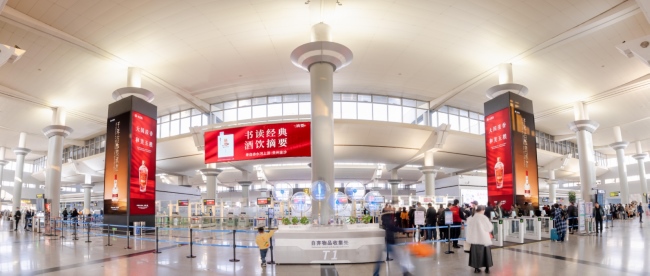 長(zhǎng)沙機(jī)場(chǎng)出發(fā)大廳中央高立柱燈箱廣告，長(zhǎng)沙黃花機(jī)場(chǎng)廣告價(jià)格