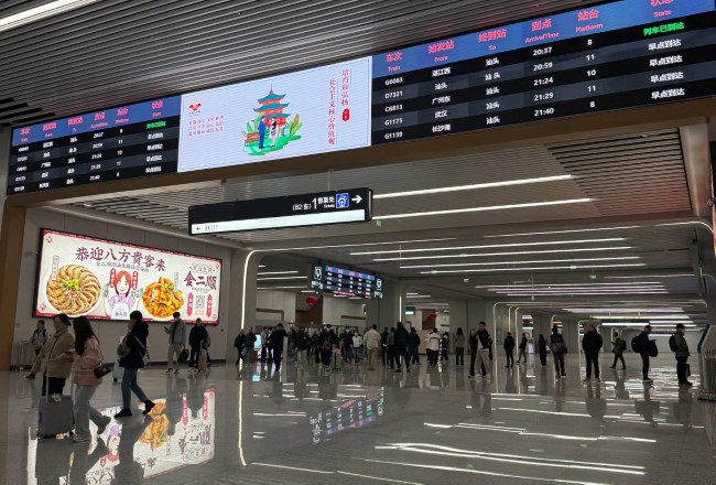 汕頭站高鐵出站口墻面燈箱廣告投放，汕頭火車站大屏廣告價(jià)格