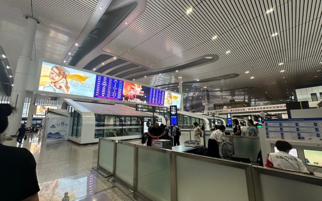 成都東高鐵站候車區(qū)安檢口上方LED廣告，成都東站大屏廣告投放