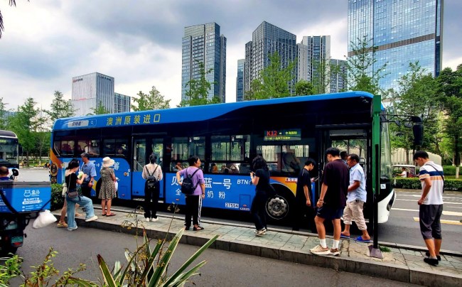 成都公交車身全包車廣告投放，成都公交車巴士外車貼廣告價(jià)格