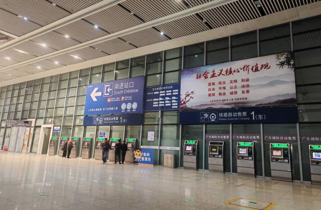 佛山西高鐵站外售票機上方燈箱廣告投放，佛山西站大屏廣告價格