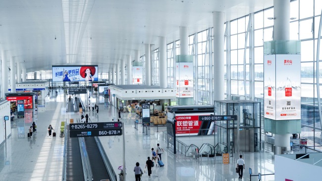 廣州機場候機廳包柱燈箱廣告投放，廣州白云機場出發(fā)到達廣告