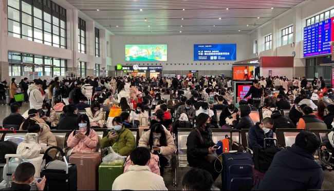 普寧高鐵站候車大廳燈箱廣告投放，普寧站進出站通道廣告價格