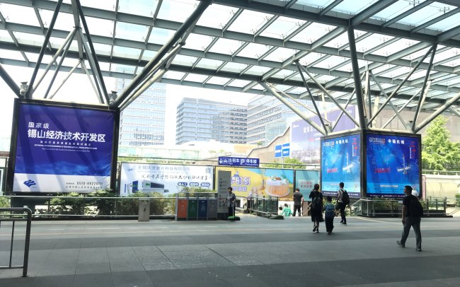 無(wú)錫東高鐵站到達(dá)燈箱廣告投放，無(wú)錫東站出站口大屏廣告價(jià)格