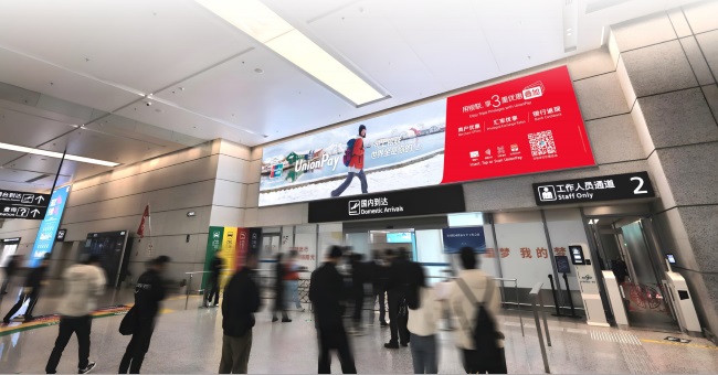 寧波機場到達行李廳出口上方燈箱廣告，寧波櫟社機場大屏廣告
