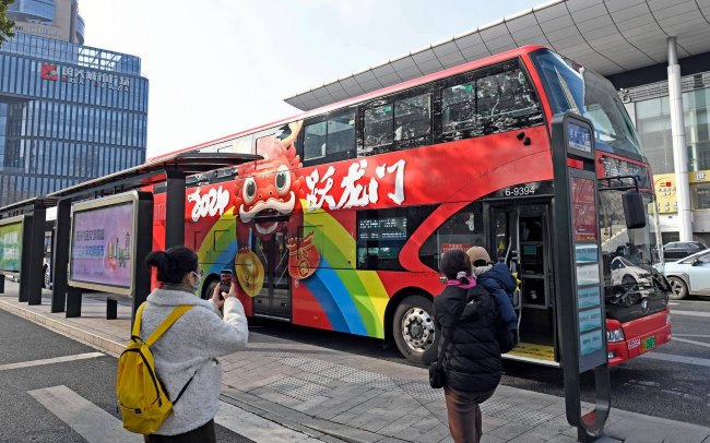 地鐵廣告與公交廣告有什么區(qū)別，當(dāng)品牌需要宣傳推廣時，怎么選擇效果更好？