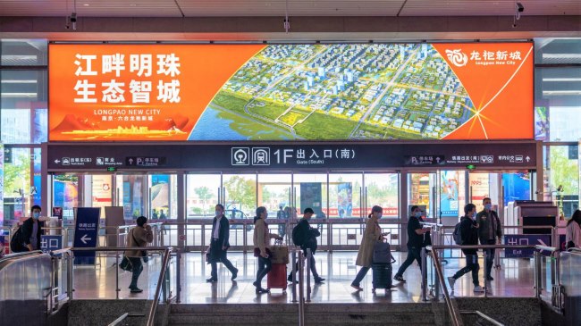 南京南站到達(dá)南北廣場(chǎng)出入口上方燈箱廣告，南京南高鐵站廣告