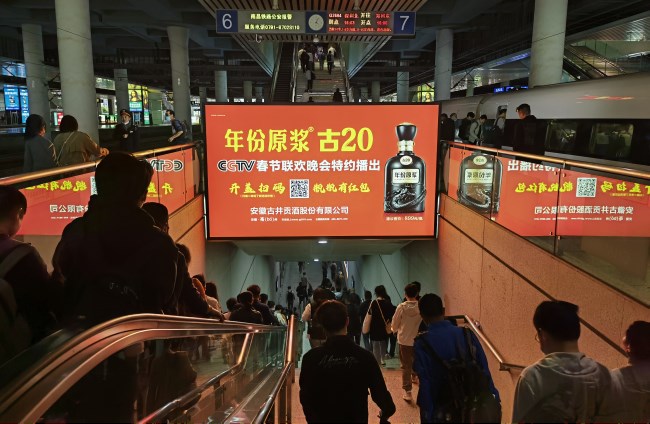 南昌西高鐵站臺(tái)出站扶梯上方燈箱廣告，南昌西高鐵站廣告投放
