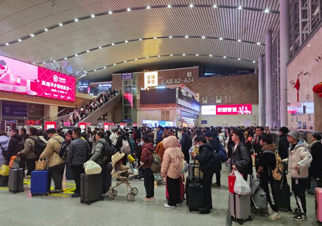 長沙南高鐵站東西廣場進站大廳兩側(cè)LED，長沙南站大屏廣告價格