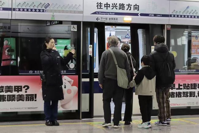 貴陽地鐵內(nèi)包車貼廣告投放案例，貴陽地鐵屏蔽門貼廣告價格