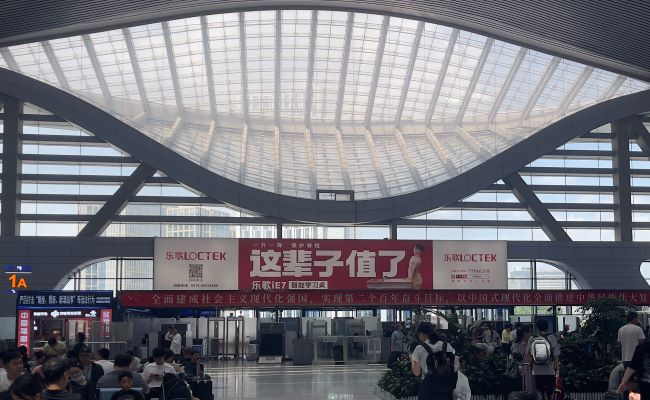 寧波站廣告候車大廳進(jìn)站口上方燈箱投放，寧波火車站廣告價(jià)格