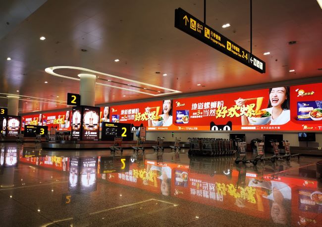 桂林兩江機(jī)場行李大廳墻面LED巨屏投放，桂林機(jī)場大屏廣告價(jià)格
