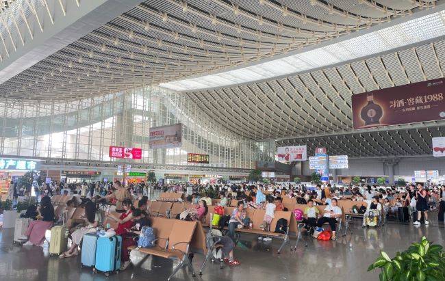 廈門北高鐵站候車大廳上方吊旗廣告投放，廈門北站大屏廣告