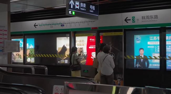南京地鐵站臺軌行區(qū)燈箱廣告投放價格，南京地鐵大屏廣告案例
